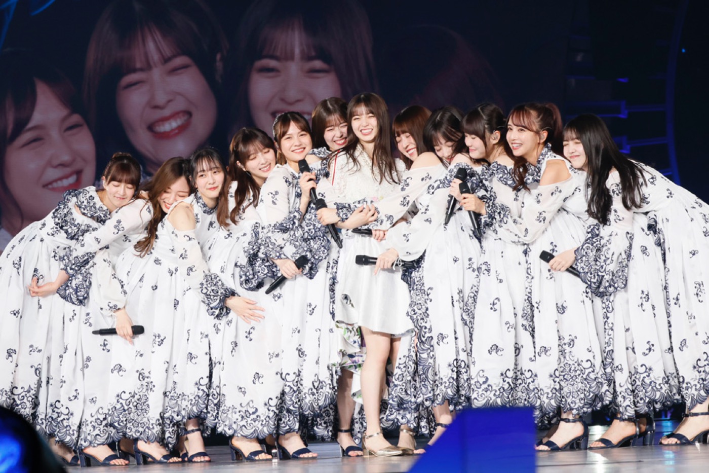 第2位：乃木坂46（ライブ回数：10回）
